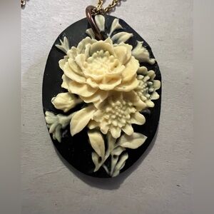 Vintage carved roses pendant necklace rose cameo